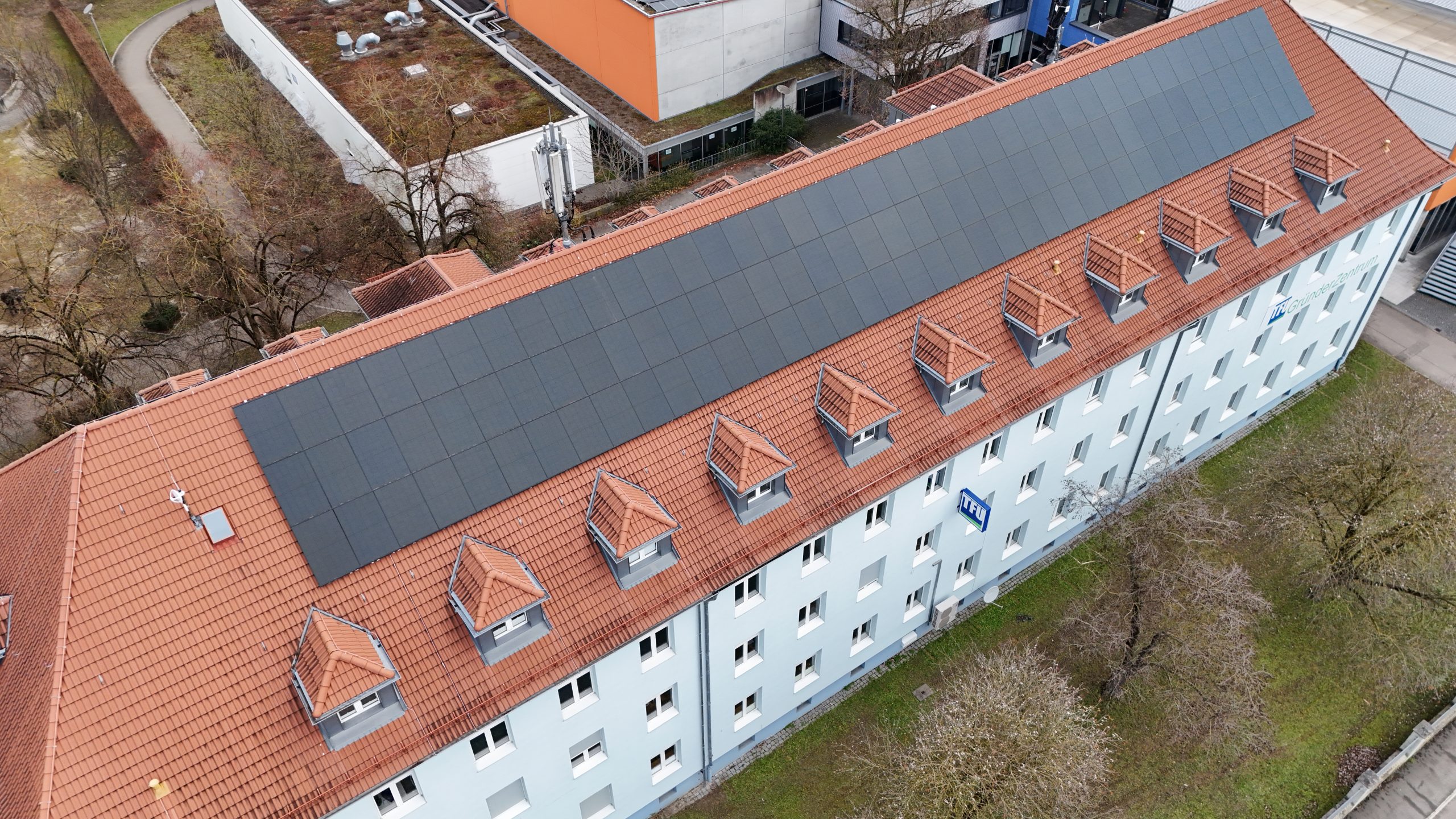 TFU_Gebäude von oben mit der PV-Anlage, Westseite